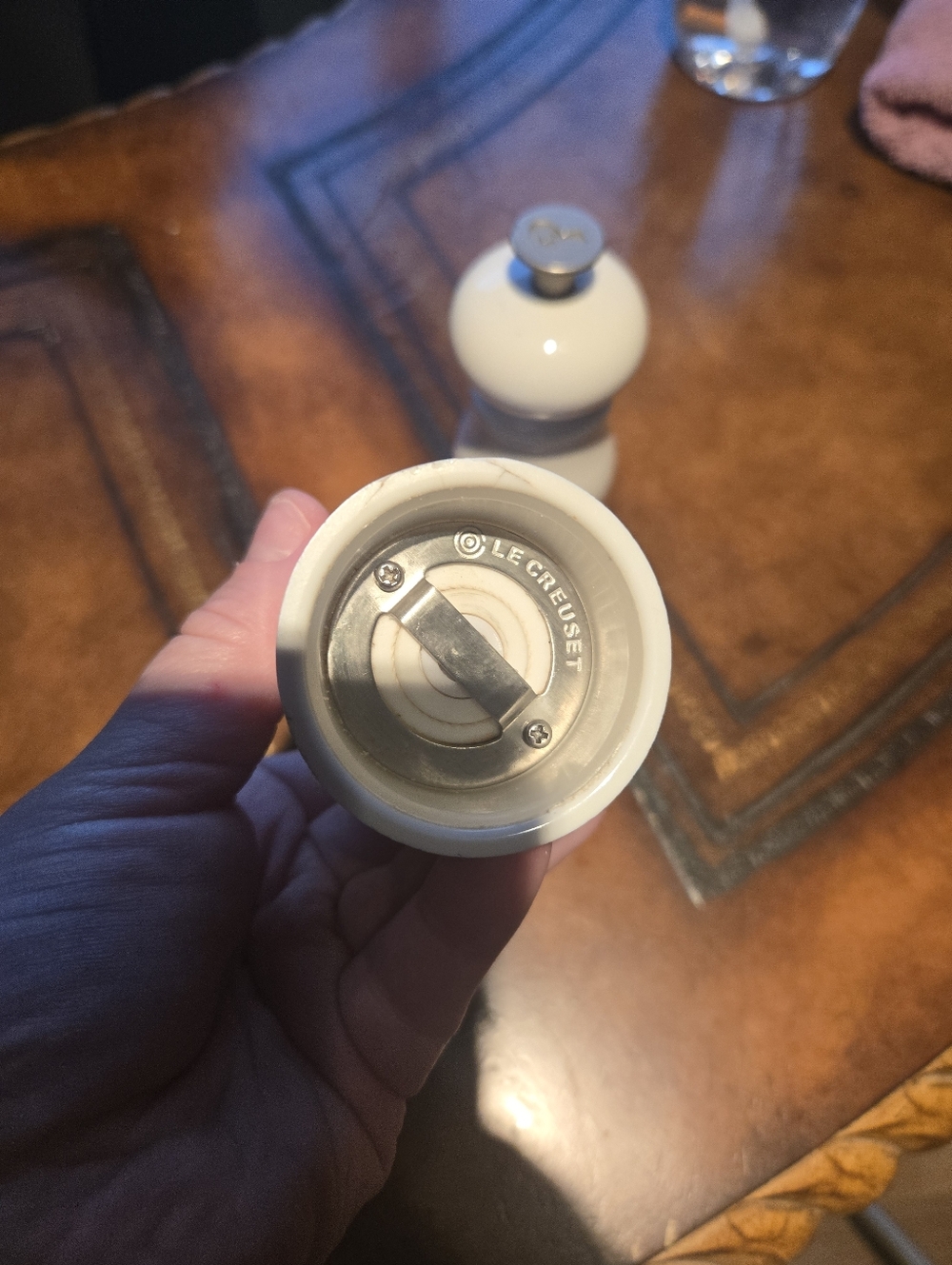 Le Creuset White Salt & Pepper Mill Set | Ceramic Grinders Online 80$ - Picture 4 of 9